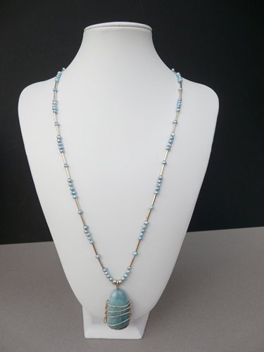 Aquamarine pendant and freshwater pearls